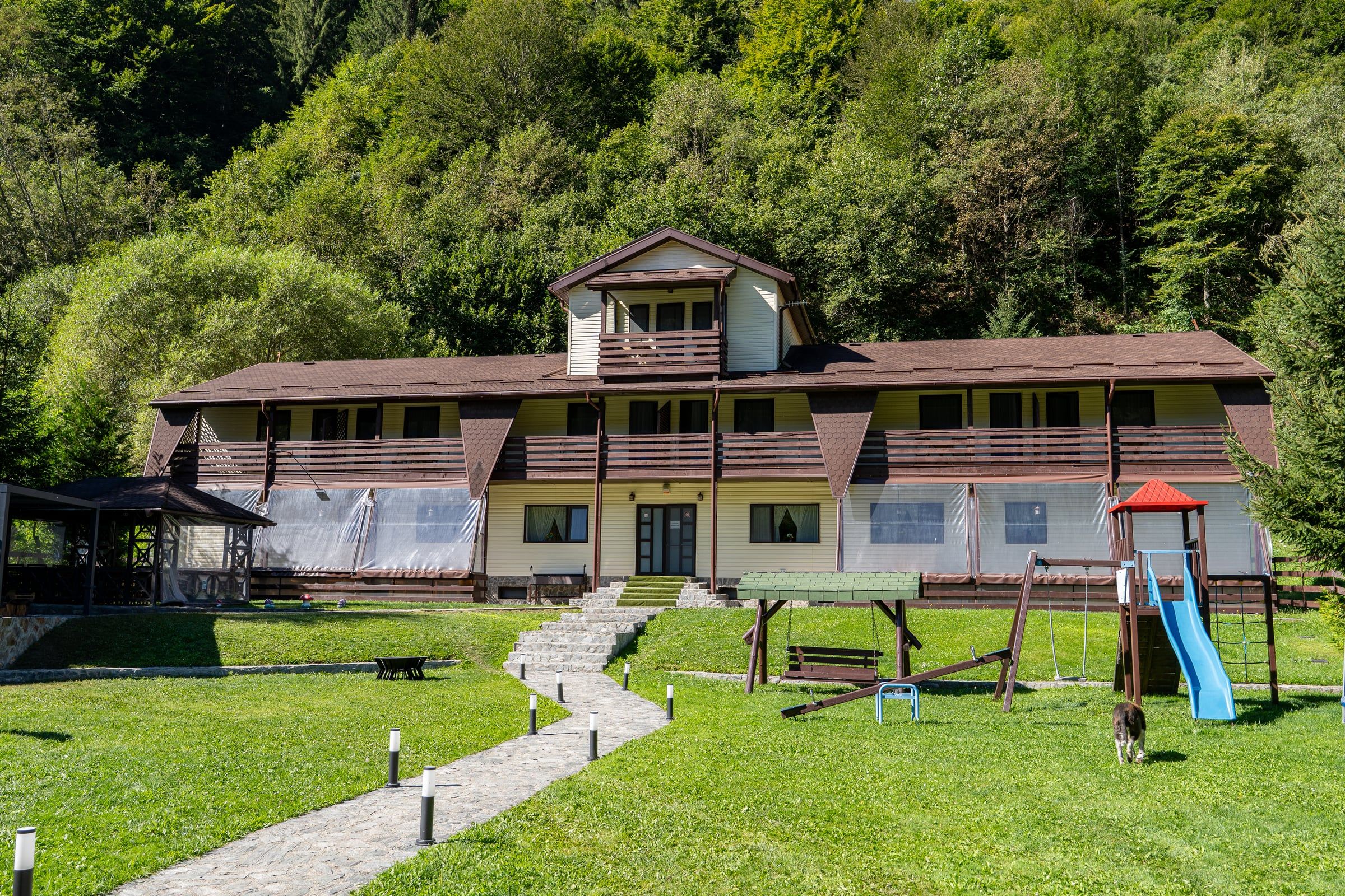 Garden and courtyard – Nad Inn, Sătic